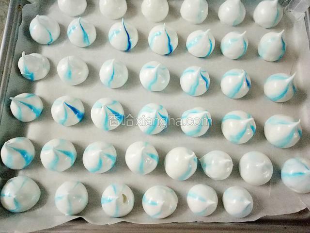 烤盘铺好油纸，用六齿或八齿花嘴在上面挤出照型，中间略留间隔