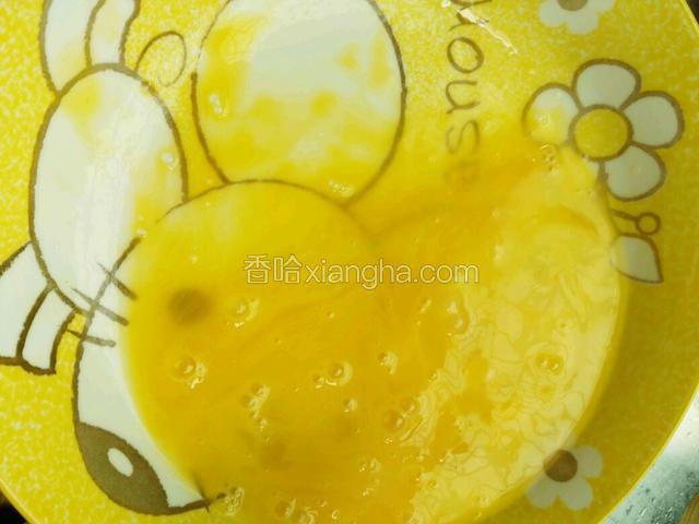 一个鸡蛋打散。