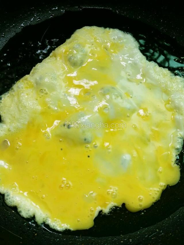 锅里热油，放入鸡蛋液煎至成型。