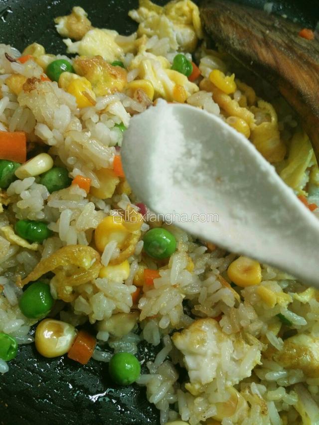 放入适量盐，鸡精，调味。