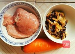 胡萝卜榨菜木耳丝炒肉的做法图解1