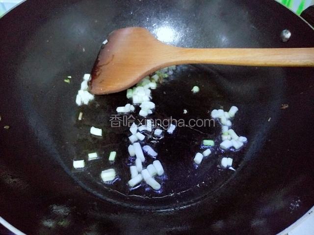 待煮汤的时间四十分钟之后，开始炒菜，炒锅放油，油热加葱花爆香。