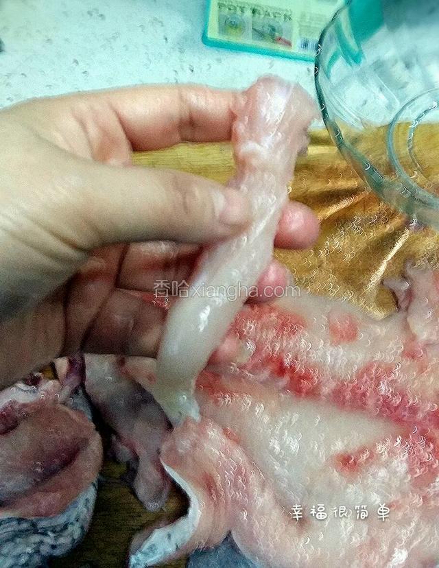 用手撕鱼肉的方法把鱼肉撕成条，这一步也是为了更好的用手触摸鱼肉去除鱼刺。
