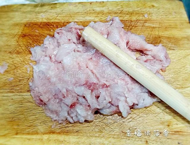 准备 好擀面杖，拍打鱼肉，这样做出来的鱼丸更Q弹好吃。