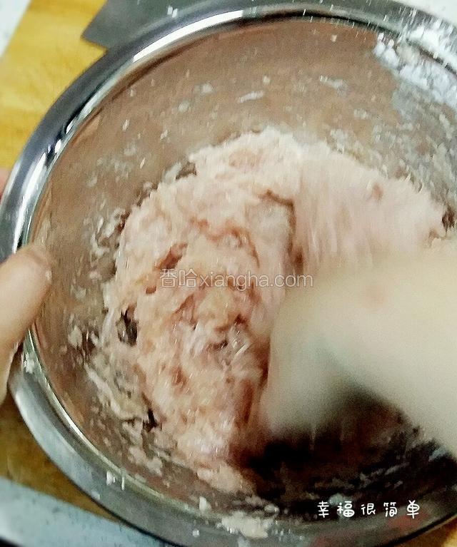 用手朝同一方向打鱼肉糜。（这步很重要，用手也是为了再一次检查鱼肉糜中是否还留有鱼刺，也是为了让鱼肉糜更好的上劲。）