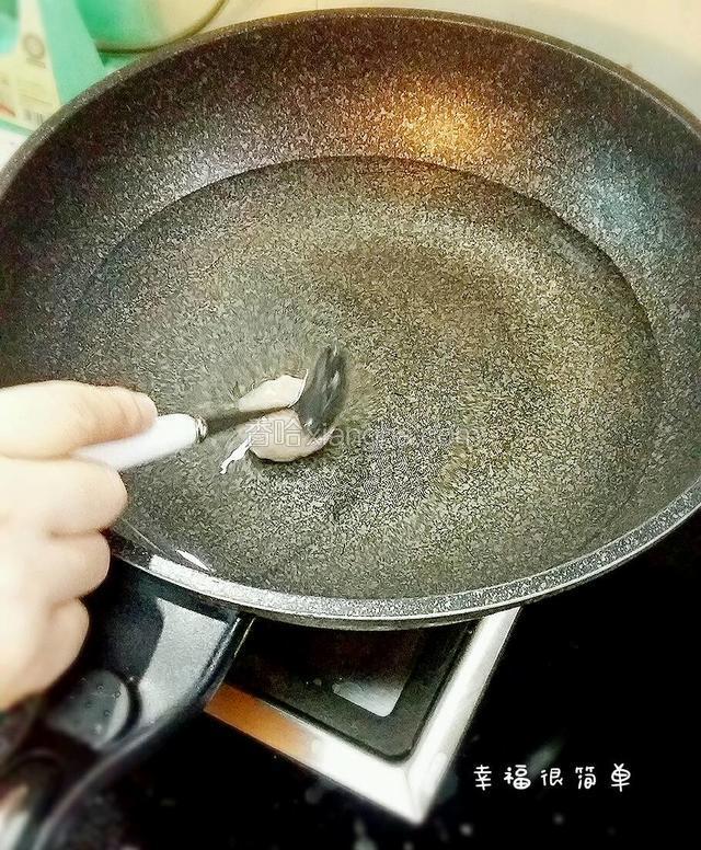 锅中加入清水，放少量盐，开最小火，按上图方法依次挤好鱼丸下锅。