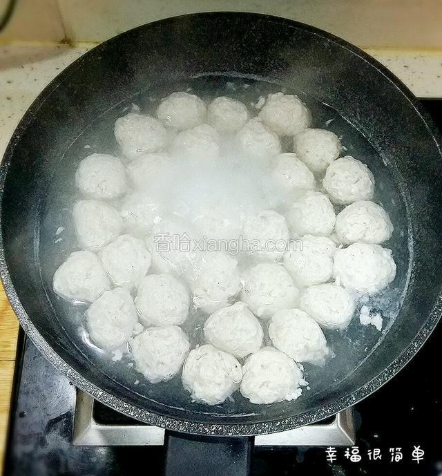 再转小火养一养鱼丸，鲜美的手工鱼丸就做好了。
