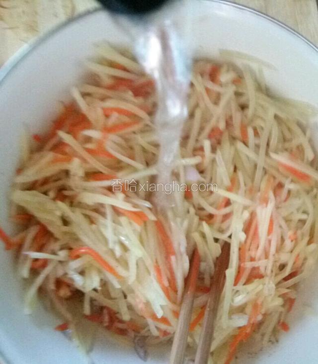 再倒入100克清水搅匀。