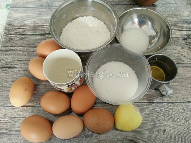 备好所有的食材，白糖盛出两份，蛋黄中放入三十克，蛋清中放入九十克