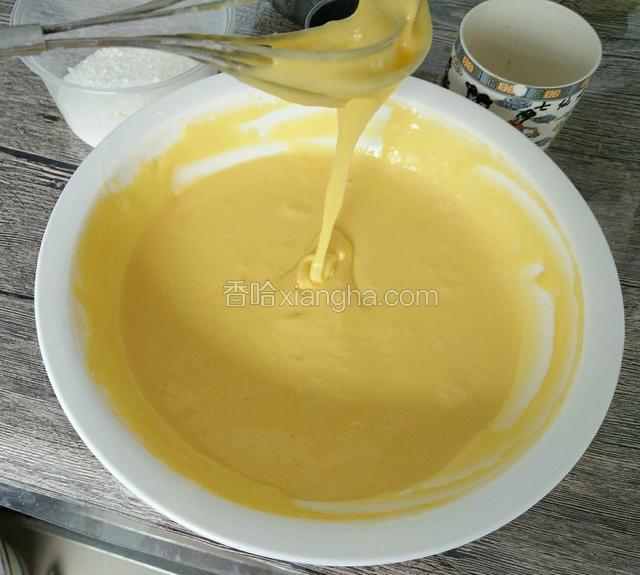 筛入低筋粉，用手动打蛋器来回搅拌，不可画圈，拌匀到细腻流动状态。看图中的样子