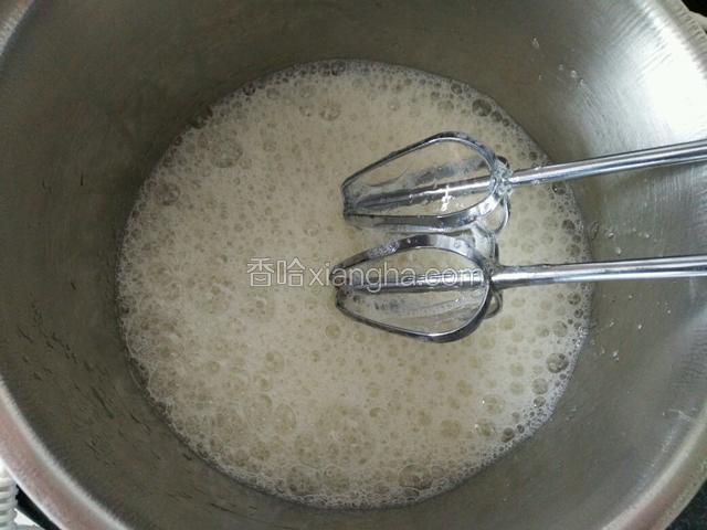 蛋清中加入几滴柠檬汁。电动打蛋器低速打至鱼眼泡时放入第一次白糖。