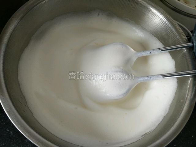 然后转中高速打发到变白细腻放入第二次白糖。继续中高速打发。
