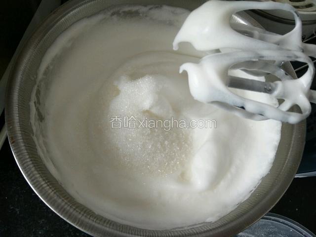 打发到带小弯钩时，放入第三次白糖继续转中速打发。