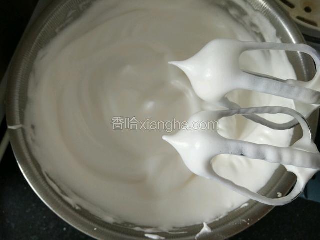 最后。打发到打蛋器上带小尖角打蛋盆里的也带小直立尖角就可以了。这就是所谓的干性硬性