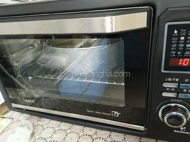 烤箱160度预热完成，放入中下层上下管160度烤，七十分钟。