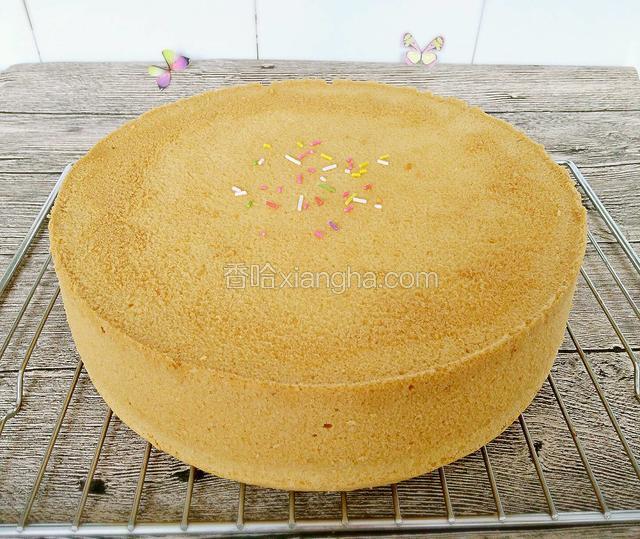 倒扣放凉的蛋糕脱模后也是完美无暇的。可以裱花做成奶油蛋糕。也可以直接吃就OK了