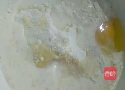 牛奶花型小面包的做法图解2