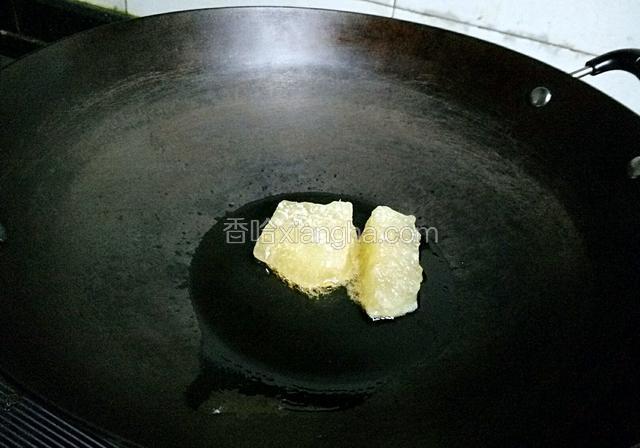 煮料之中，在炒糖色，锅里放少许油，放冰糖要慢火炒