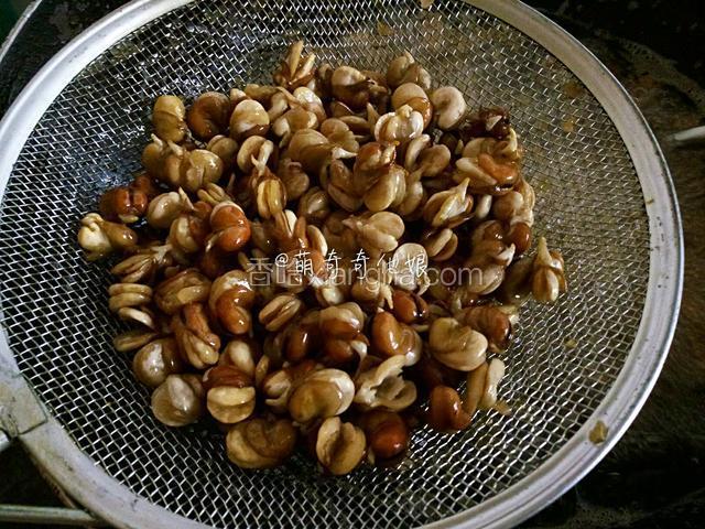 炸到蚕豆开花，捞起来掂掂分量变轻了就可以捞起来了，此时差不多已经酥松了。