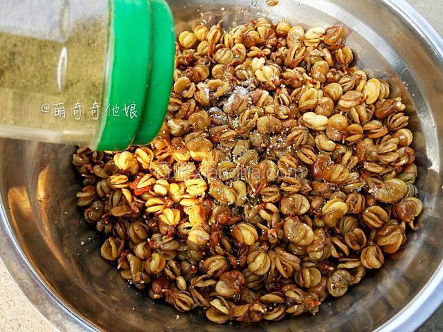 倒入大碗里，加花椒粉，孜然粉，五香粉，辣椒粉，肉桂粉，盐，鸡精或味精，少许白糖。