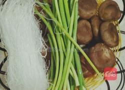香菇蒜苔炖粉丝的做法图解1