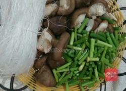 香菇蒜苔炖粉丝的做法图解3