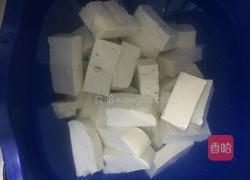 五花肉炖豆腐的做法图解1