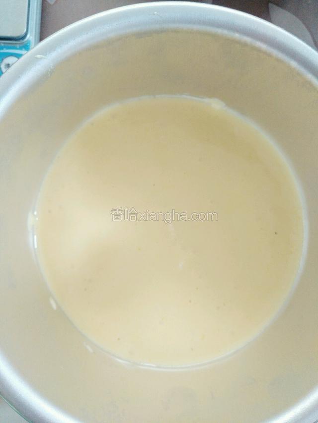 将调好的蛋糕糊平均分成八份，将其中一份蛋糕糊倒入模具，震出大气泡