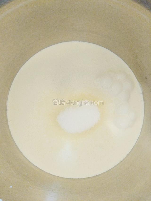240克淡奶油加入24克白糖打发至硬性发泡，一层奶油，一层蛋糕叠好