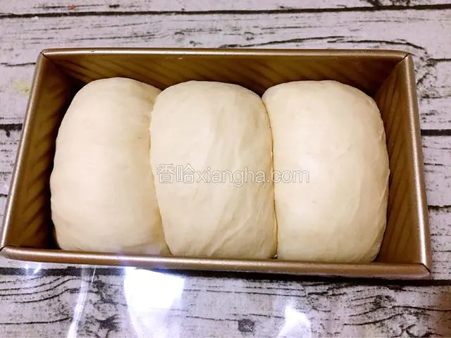 发酵到九分满时，烤箱上火90度，下火165度预热