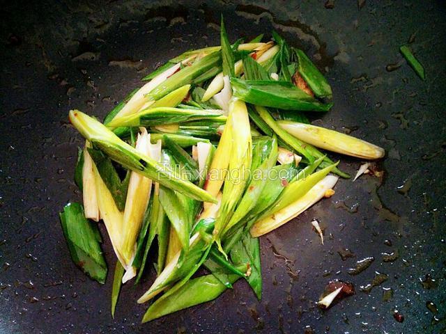 把蒜苗倒入锅里翻炒两分钟，倒入鸡蛋，翻炒均匀后，盛入盘子里食用。（我没拍把鸡蛋倒入蒜苗里的图片，大家按照文字叙述制作即可。）