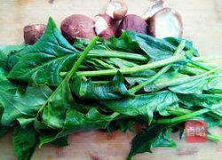 香菇丁炒菠菜的做法图解1