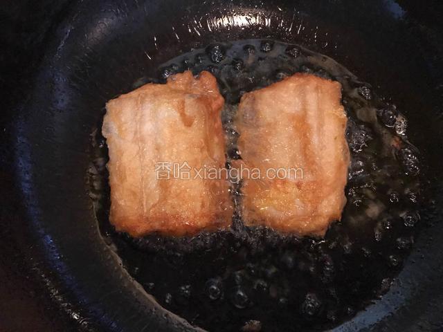 炒锅烧热后倒入适量食用油，待油温六七成热时放入蘸好蛋液的带鱼段，中小火将两面煎成金黄色。