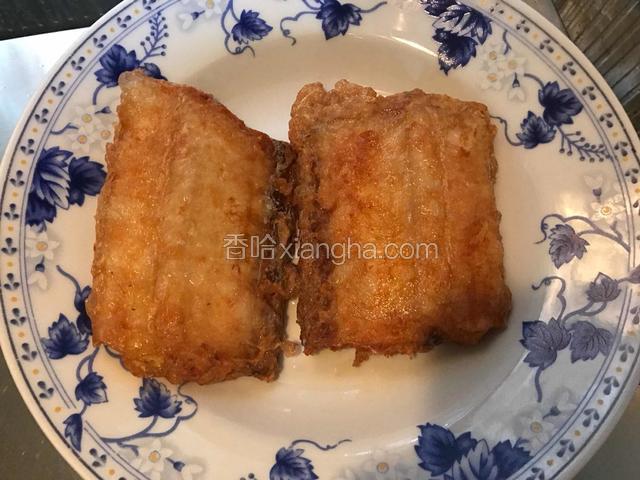 煎好的带鱼段捞出控油。