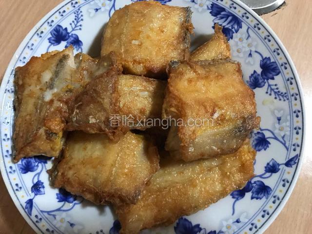 依次煎好所有的带鱼段，控油备用。
