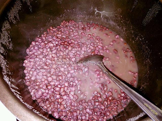 将红豆用清水洗干净，然后泡一晚上，第二天放到电饭煲中，按煮饭键煮熟即可，加水的量和平常蒸米饭的量一样就可以