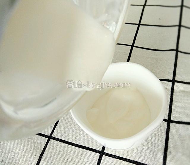自制的酸奶倒进用的碗中。也可以用外面买的成盒的原味老酸奶。