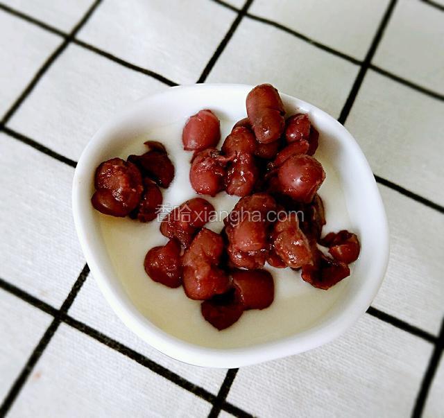 挖一勺红豆倒在酸奶碗里。红豆的多少视自己的口感而定。