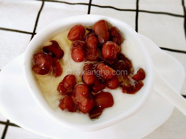 然后取一勺蜂蜜，浇在红豆和酸奶里，蜂蜜要选择纯天然的，我这个蜂蜜是从农家带来的，非常浓