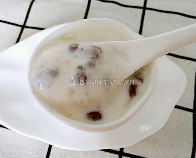 然后用调羹调匀了，就可以吃了，注意酸奶是刚从冷藏拿出来的，红豆等到放凉再放进去