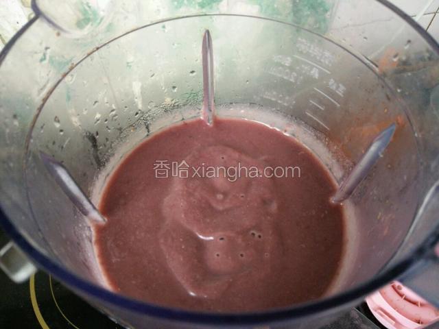 煮好的红豆放入料理机中，搅拌成红豆泥。大约搅拌了十几秒钟