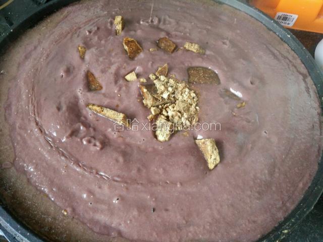 因为用的是老红糖成块的，所以刚开始就把红糖放进去。如果用粉状的红糖或者是白砂糖可以炒一段时间以后再放。