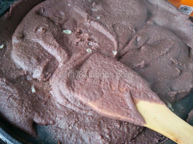 炒到水分稍微消失一些，有些纹路的时候放滴入数滴的柠檬汁。