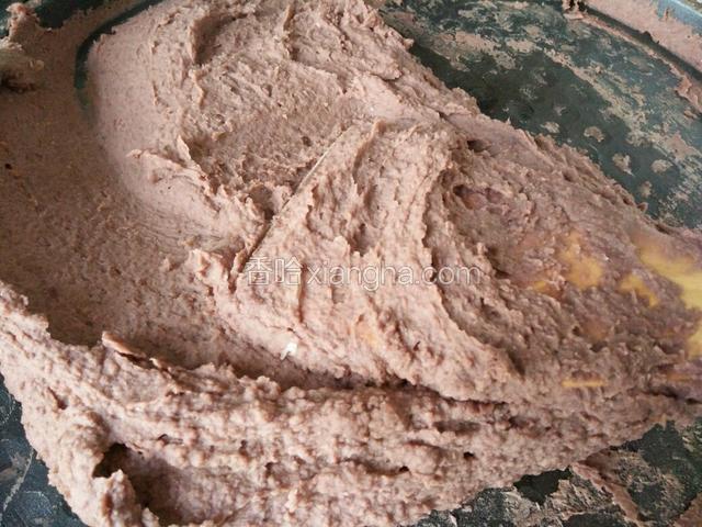 然后继续炒，炒到翻拌有阻力的时候就可以关火了