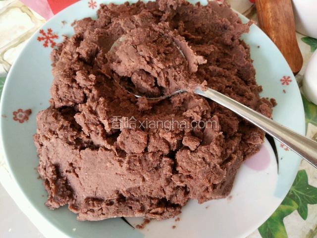 炒好的红豆沙盛到盘子里晾凉就可以。