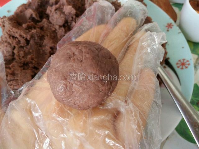 晾凉后带上一次性手套，取一个小团团成圆球就可以了。