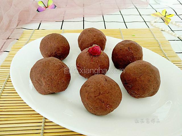 摆入盘中也可以成为一道很好的甜点呀！而且还可以用来做豆沙包，做豆沙面包等等。