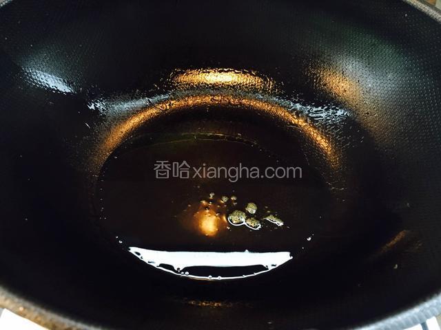 锅烧热倒入菜籽油。