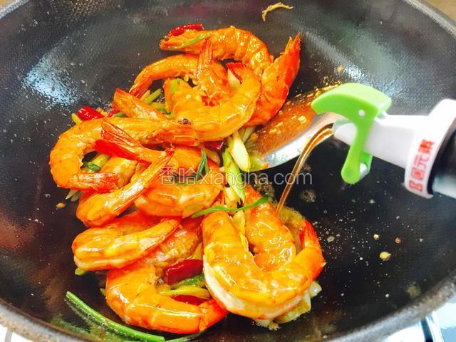 沿着锅边倒入料酒去腥。