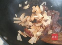 冬笋炒腊肠的做法图解9